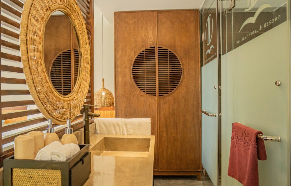 Signature Balcony King/Twin