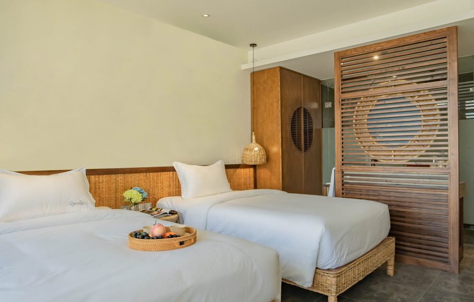 Signature Balcony King/Twin