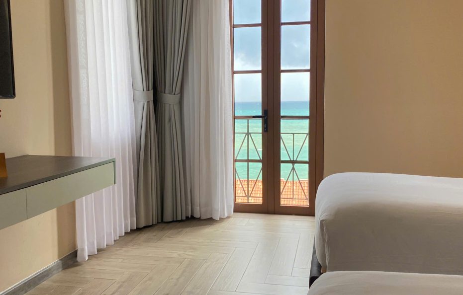 Deluxe Twin Sea View (Tòa I – 302-304 Sorrento)