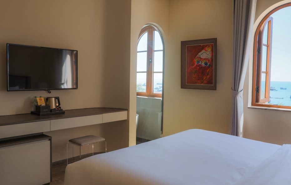 Premium King Sea View With Bathtub (Tòa I – 302-304 Sorrento)