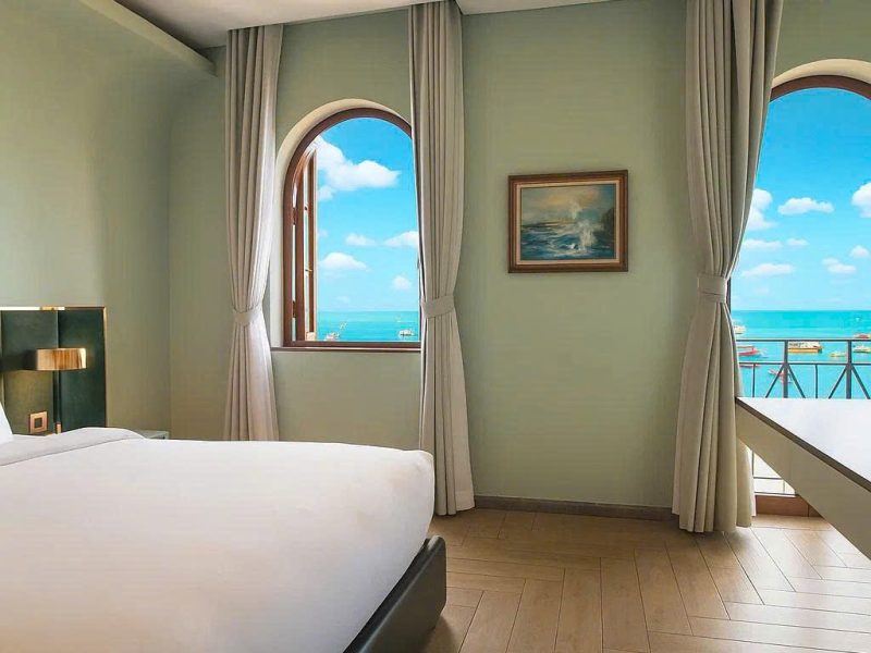 Deluxe Queen Sea View (Tòa I – 302-304 Sorrento)