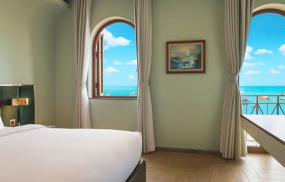 Deluxe Queen Sea View (Tòa I – 302-304 Sorrento)