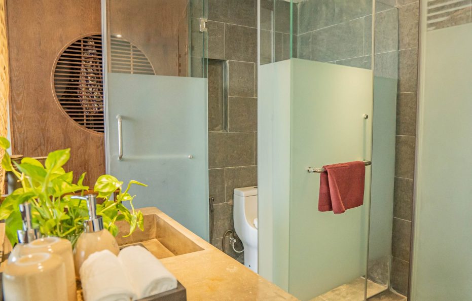 Signature Balcony King/Twin