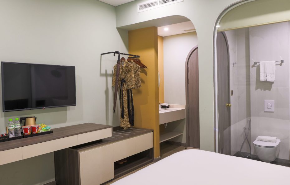 Deluxe Queen Sea View (Tòa I – 302-304 Sorrento)