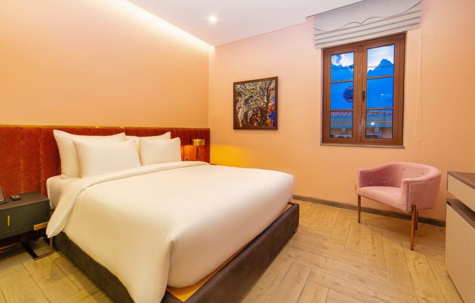 DUO Superior Corner Queen Partial Sea View (Tòa II – 235-237 Sorrento)