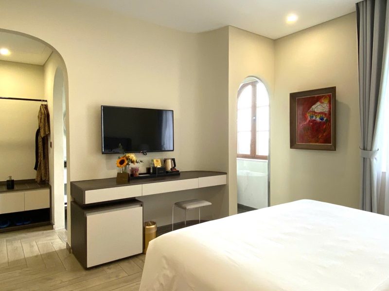 Premium King Sea View With Bathtub (Tòa I – 302-304 Sorrento)