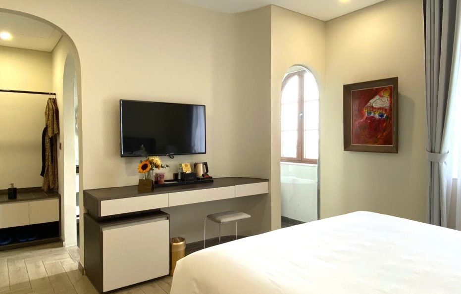 Premium King Sea View With Bathtub (Tòa I – 302-304 Sorrento)