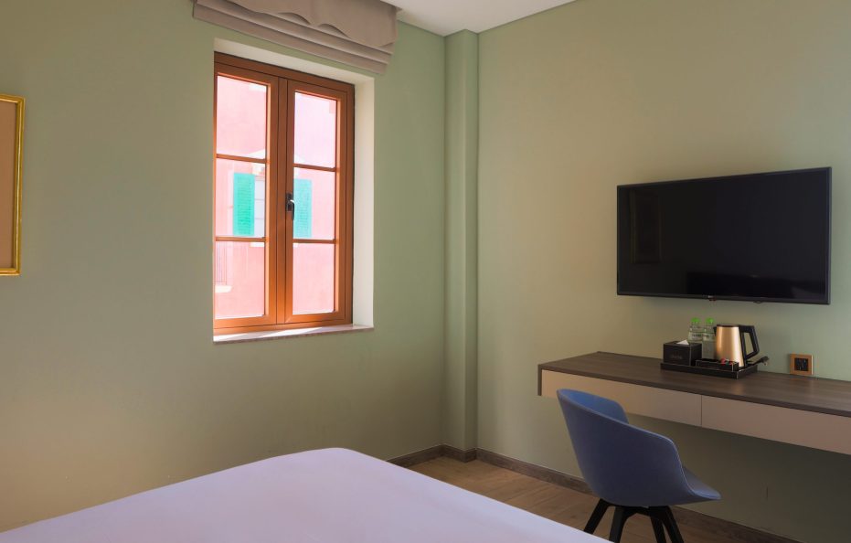 Superior Corner Queen Partial Sea View (Tòa I – 302-304 Sorrento)