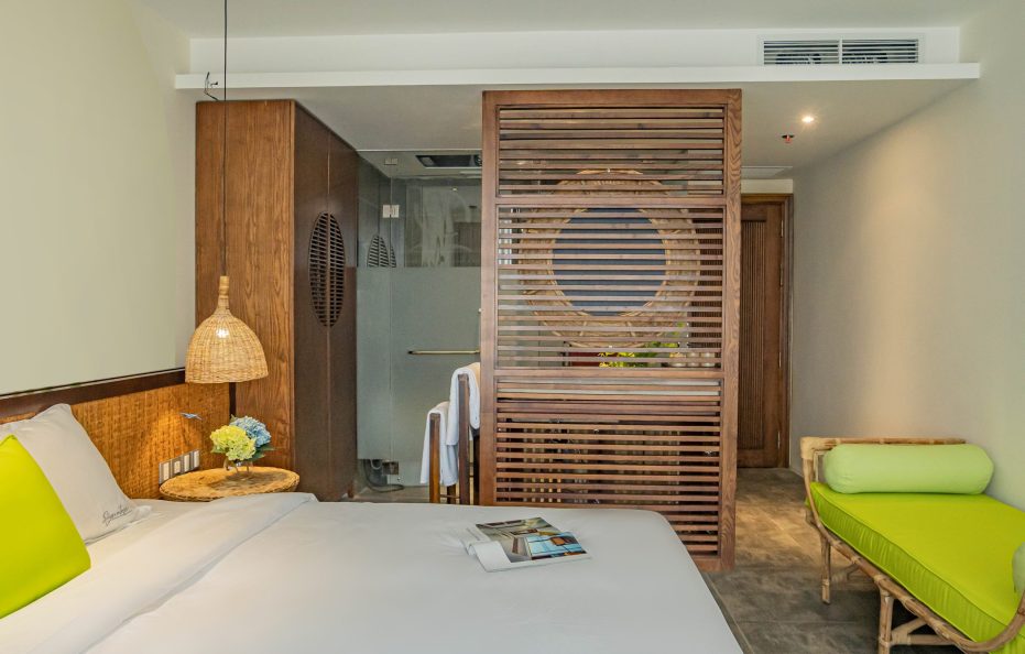 Signature Balcony King/Twin