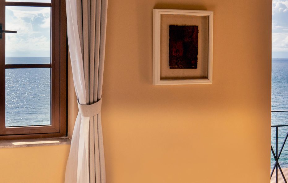 Deluxe Queen Sea View (Tòa I – 302-304 Sorrento)