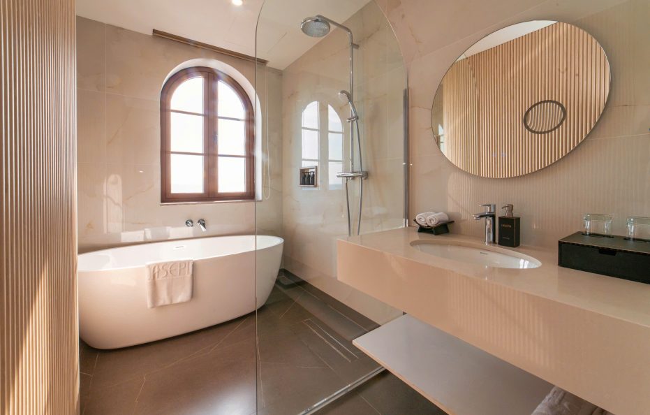 Premium King Sea View With Bathtub (Tòa I – 302-304 Sorrento)