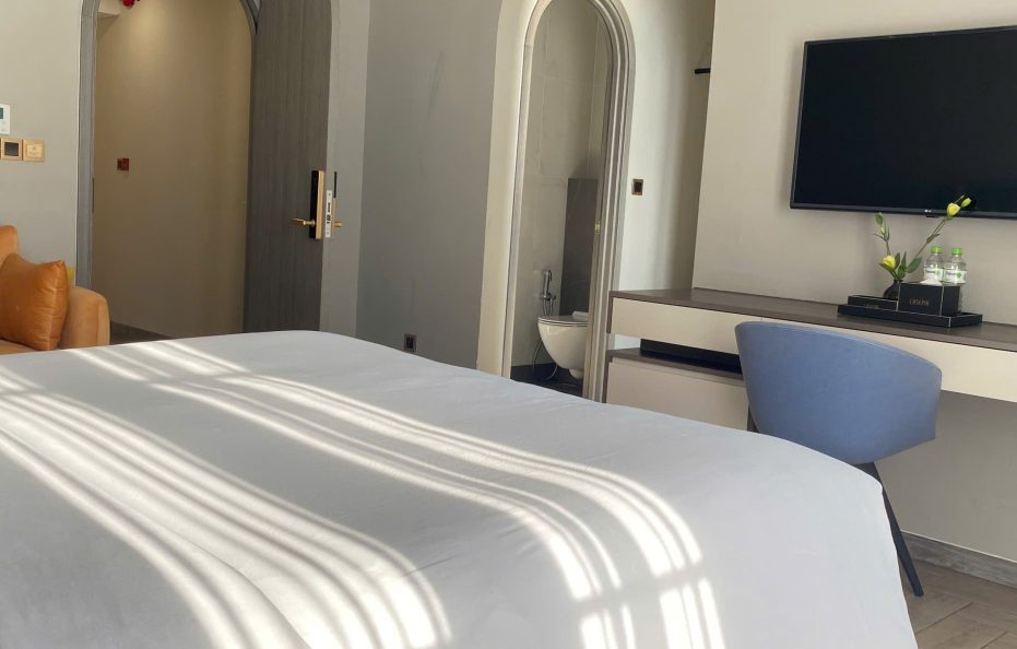 Premium King Sea View With Bathtub & Balcony (Tòa I – 302-304 Sorrento)