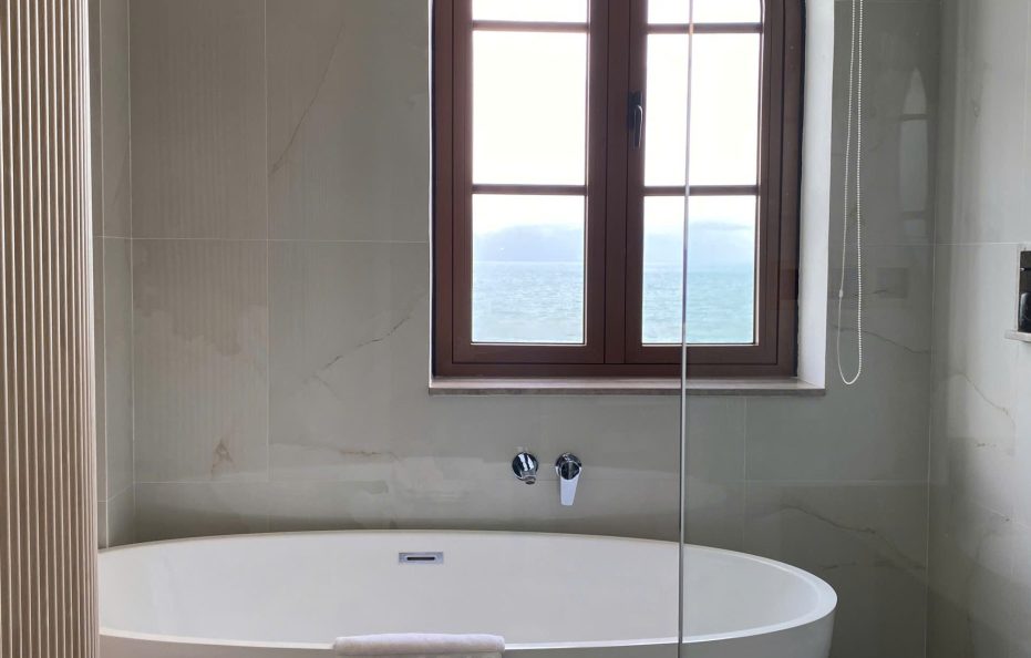 Premium King Sea View With Bathtub (Tòa I – 302-304 Sorrento)