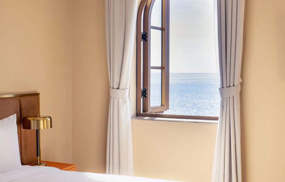 Deluxe Queen Sea View (Tòa I – 302-304 Sorrento)