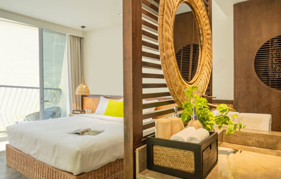 Signature Balcony King/Twin