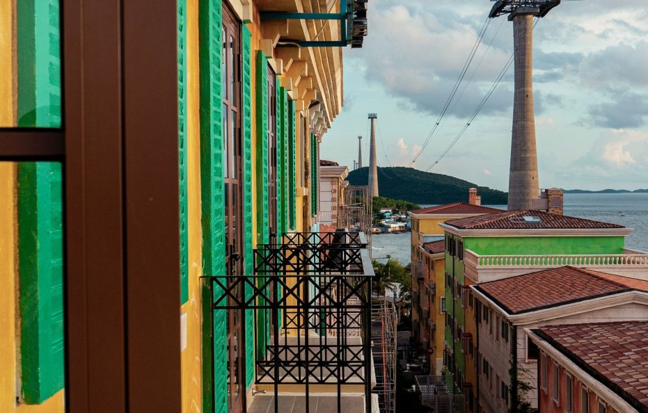 DUO Deluxe Queen Sea View (Tòa II – 235-237 Sorrento)