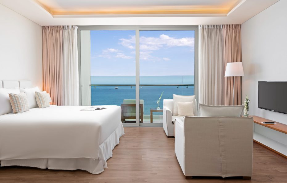 Light Plus Ocean Front With Balcony