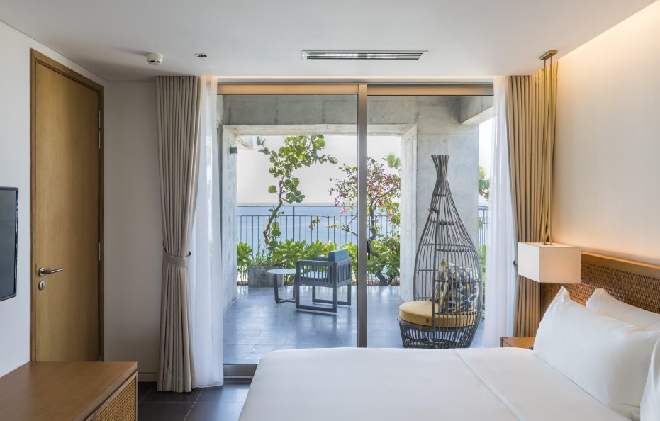 Phong Ba/ One Bedroom Luxury Oceanfront Apartment With Balcony