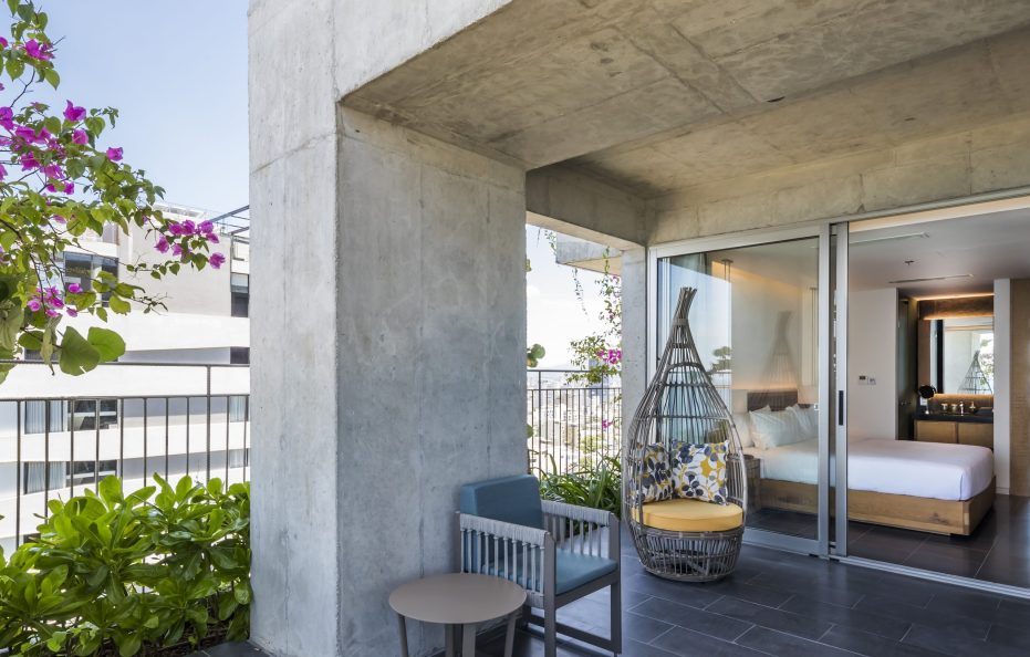 Phong Ba/ One Bedroom Luxury Oceanfront Apartment With Balcony