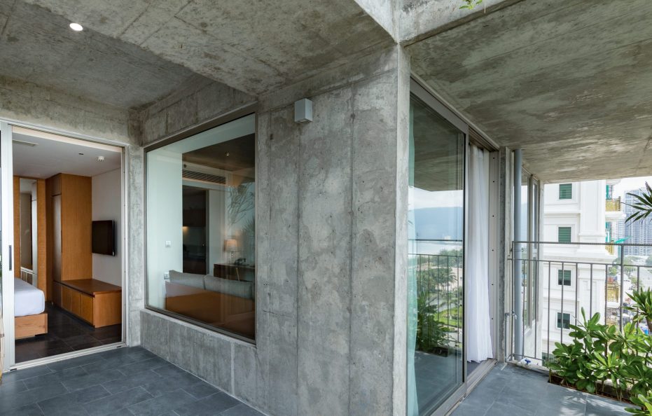 Phong Ba/ One Bedroom Luxury Oceanfront Apartment With Balcony