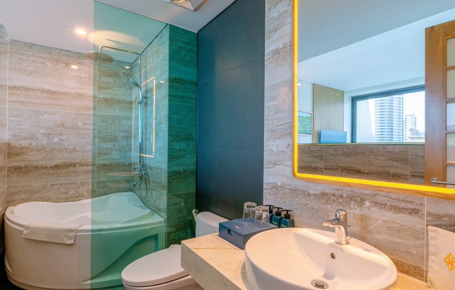 Deluxe Partial Ocean View