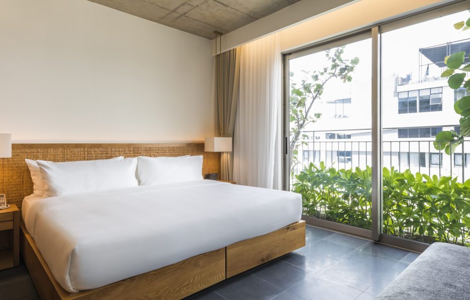 The Sứ Ban Công/ Deluxe With Balcony