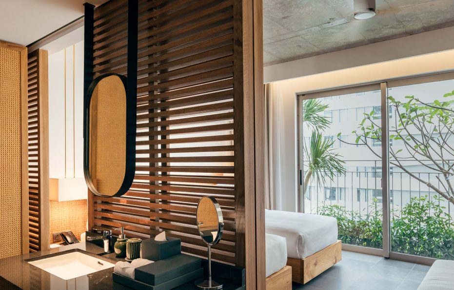 The Sứ Ban Công/ Deluxe With Balcony