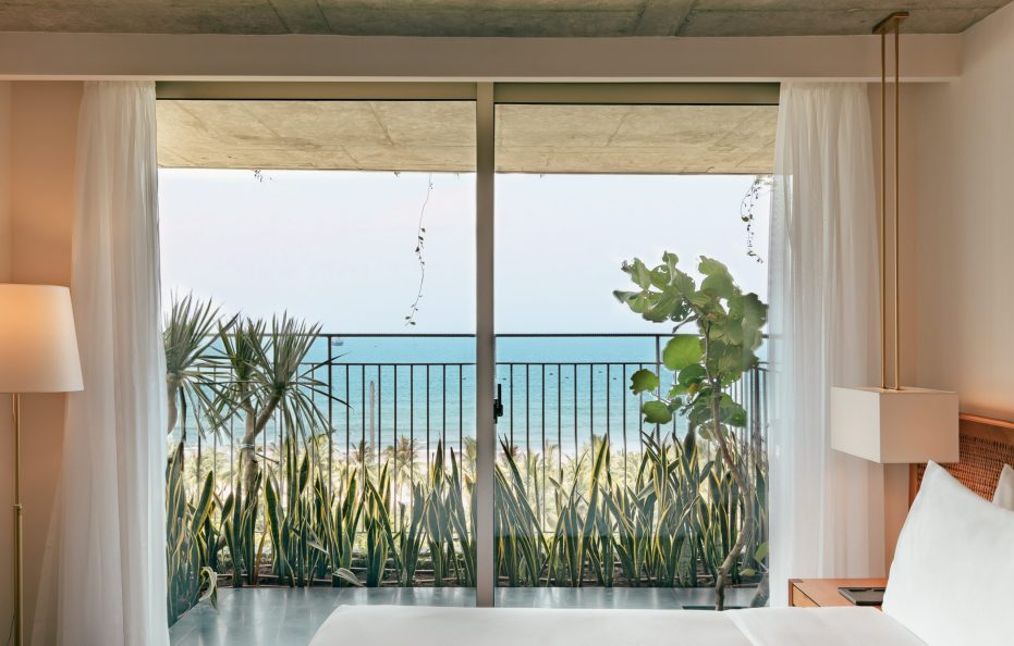 Thiên Điểu/ Deluxe Oceanfront With Balcony