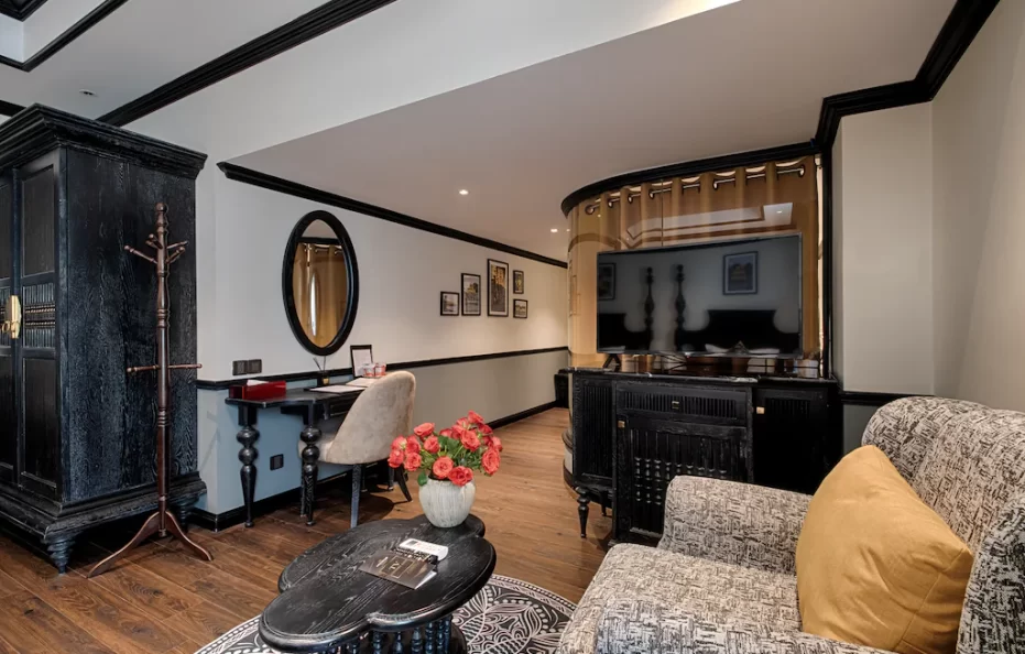 Suite Twin with Bathtub