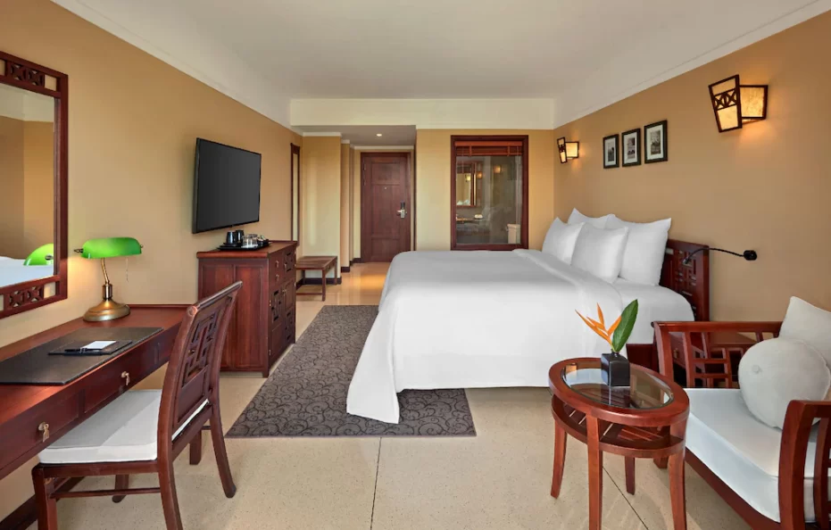 Deluxe Queen Balcony