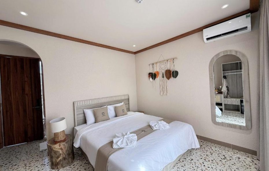 Lamer Pool View Room