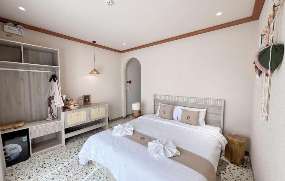 Lamer Pool View Room
