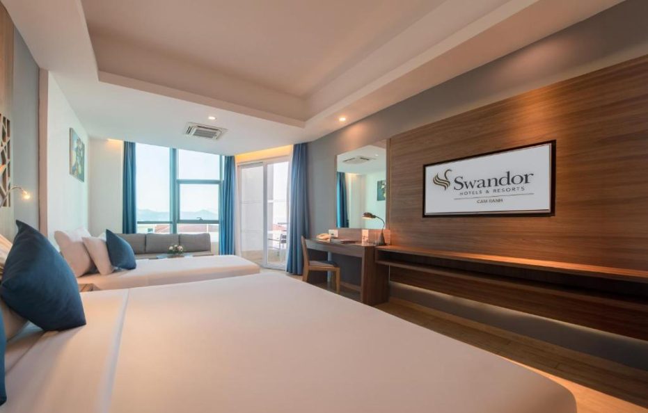 Deluxe Connecting Family