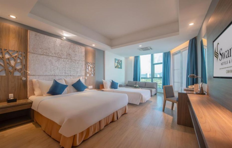 Deluxe Connecting Family