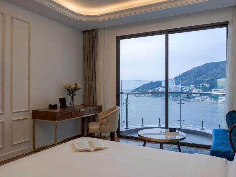 Deluxe Parital Seaview King