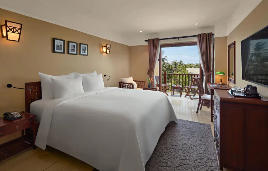 Deluxe Queen Balcony