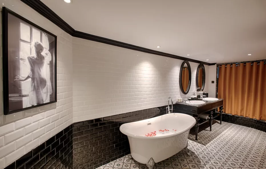 Suite Twin with Bathtub