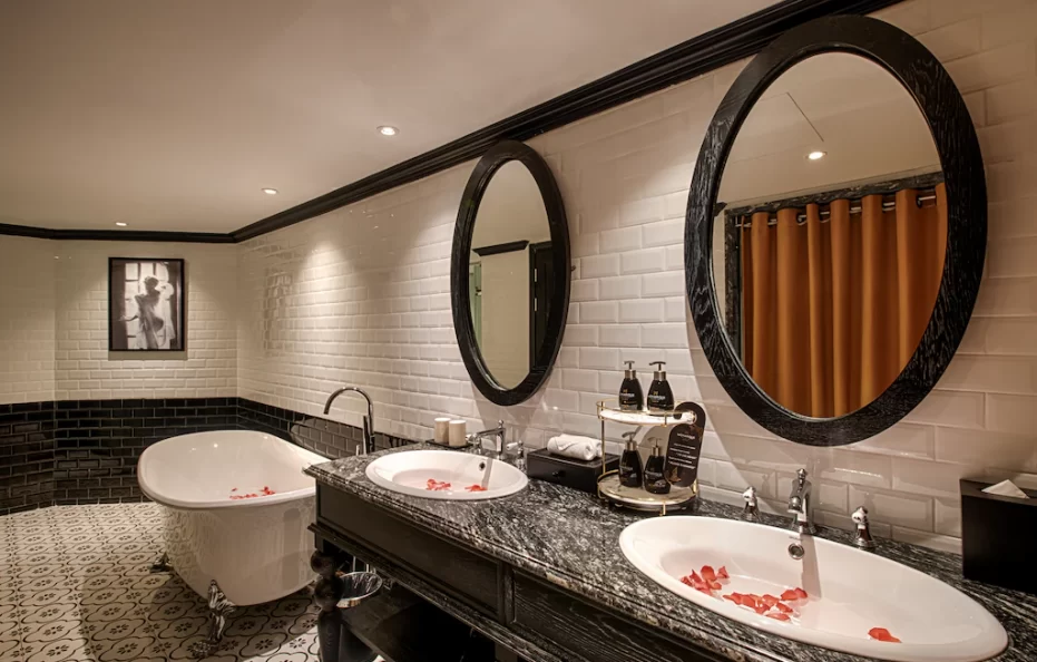 Suite Twin with Bathtub