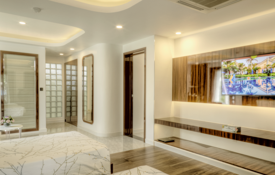 Family Suite Pool View (1 King/ 2 Twin)