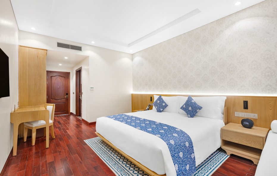 Wheelchair Friendly King Room