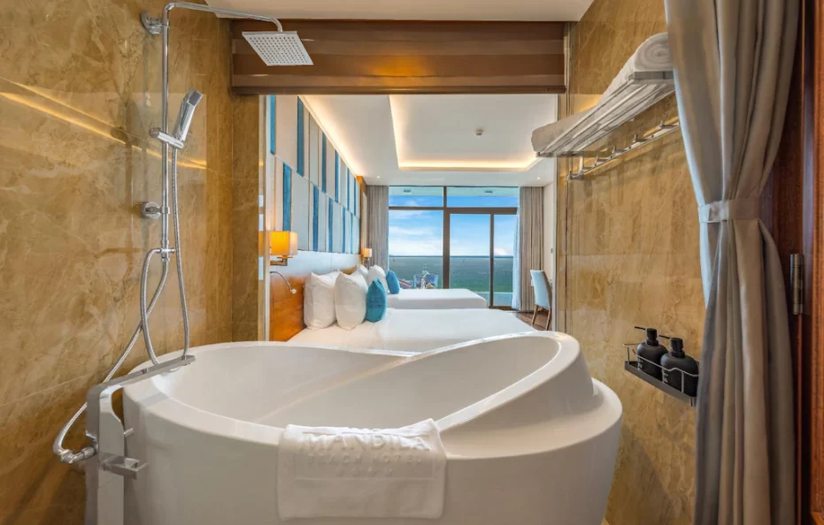 Deluxe Oceanfront Room with Balcony