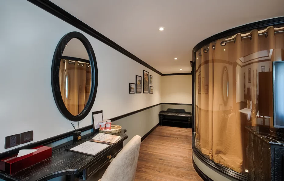 Suite Twin with Bathtub