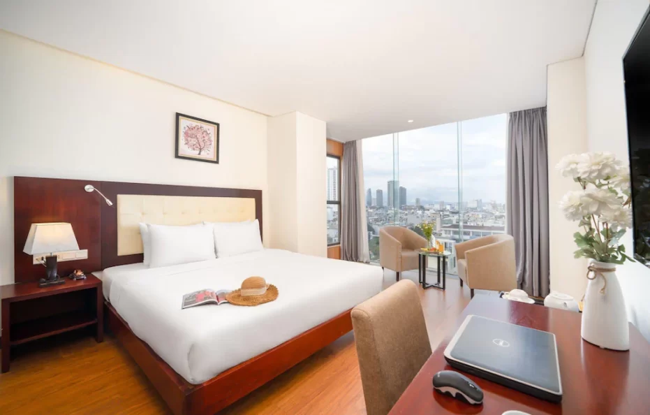 Deluxe Double Room with River & City View