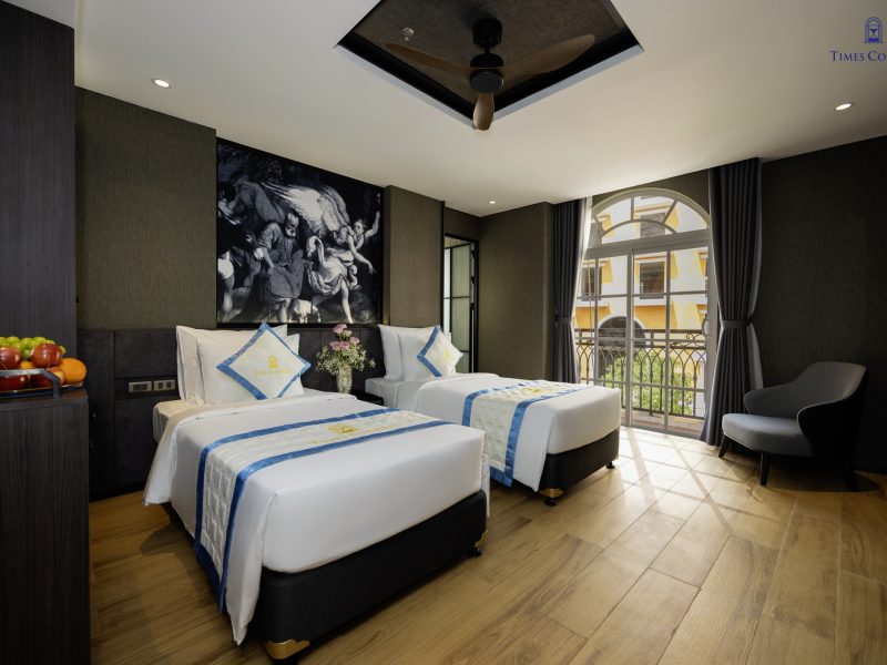 Panoramic Room City View