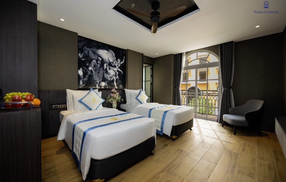 Panoramic Room City View