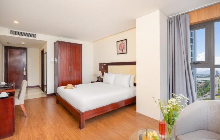 Deluxe Double Room with River & City View