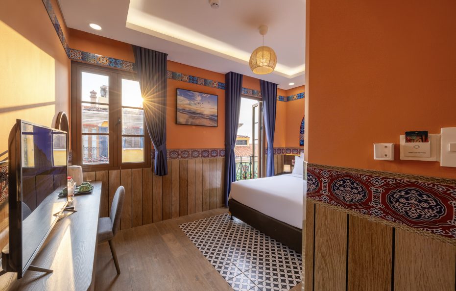 Aura Amoris, City View, Queen Bed with Window/Balcony