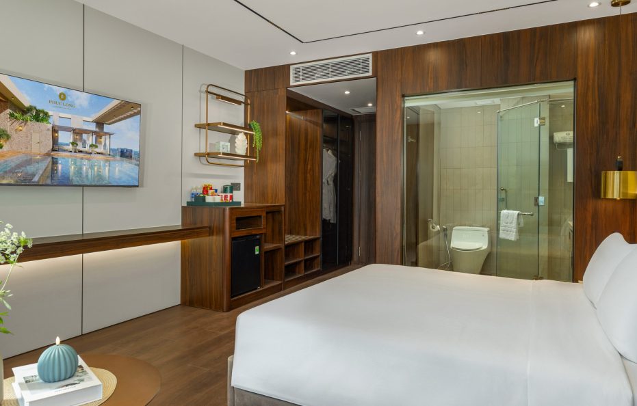 Deluxe Partial Ocean View