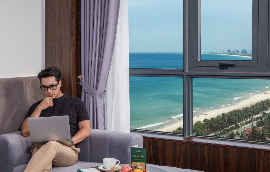 Deluxe Partial Ocean View