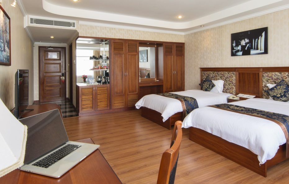 Premier Deluxe Twin/King Room